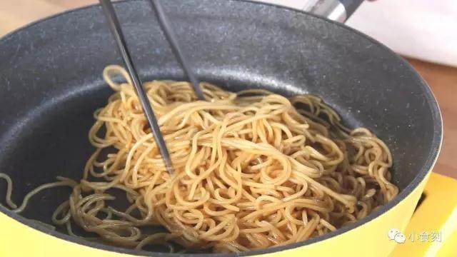 酱油拌面,拌均匀