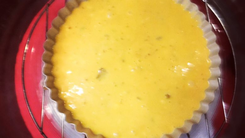 经光波烘焙的巧克力葡萄干风味蛋饼🥞,装入烤盘,放置在光波炉内。