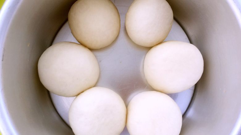 花环面包(6寸),之后将揉好的面团均匀的摆放在模具内