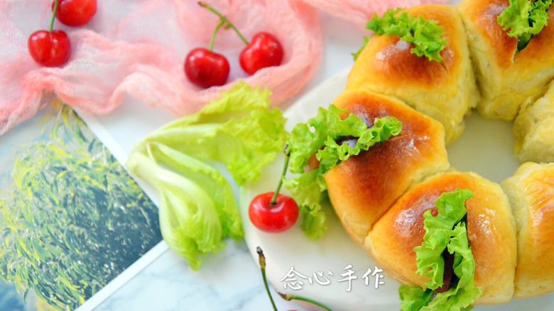 花环面包(6寸),生菜叶包裹上西红柿片,轻轻插入缝隙即可