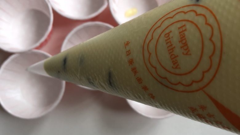 蔓越莓杯子蛋糕,装入裱花袋