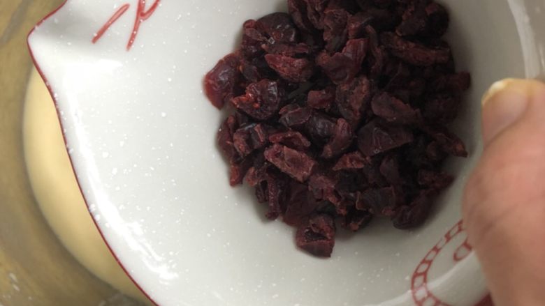 蔓越莓杯子蛋糕,倒入切碎的<a style='color:red;display:inline-block;' href='/shicai/ 660'>蔓越莓</a>,翻拌几下即可