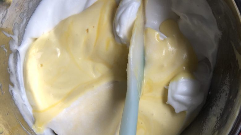 蔓越莓杯子蛋糕,然后倒回剩下的蛋白霜里,同样的手法拌均匀