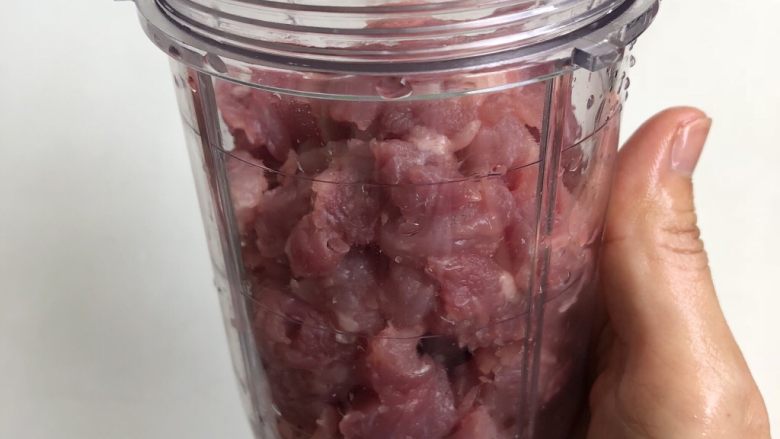 猪肉脯,放入料理机搅拌成细腻的肉泥。不要加水,尽量打的细腻一点。