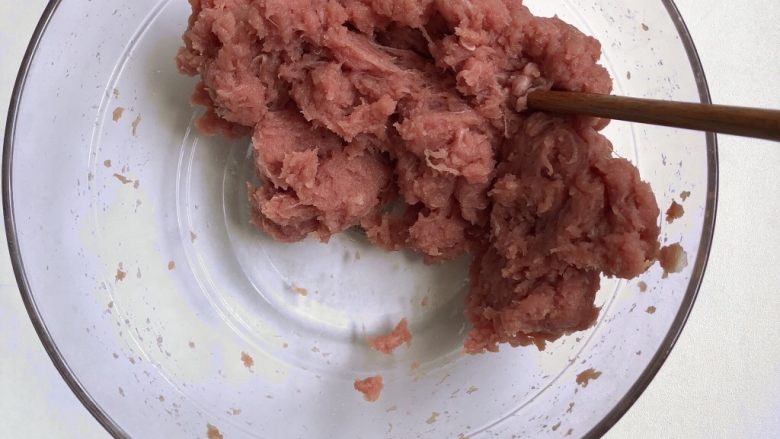 猪肉脯,然后用筷子将肉朝一个方向搅打上劲,搅好之后的肉能抱团,有粘性。放置腌制半小时