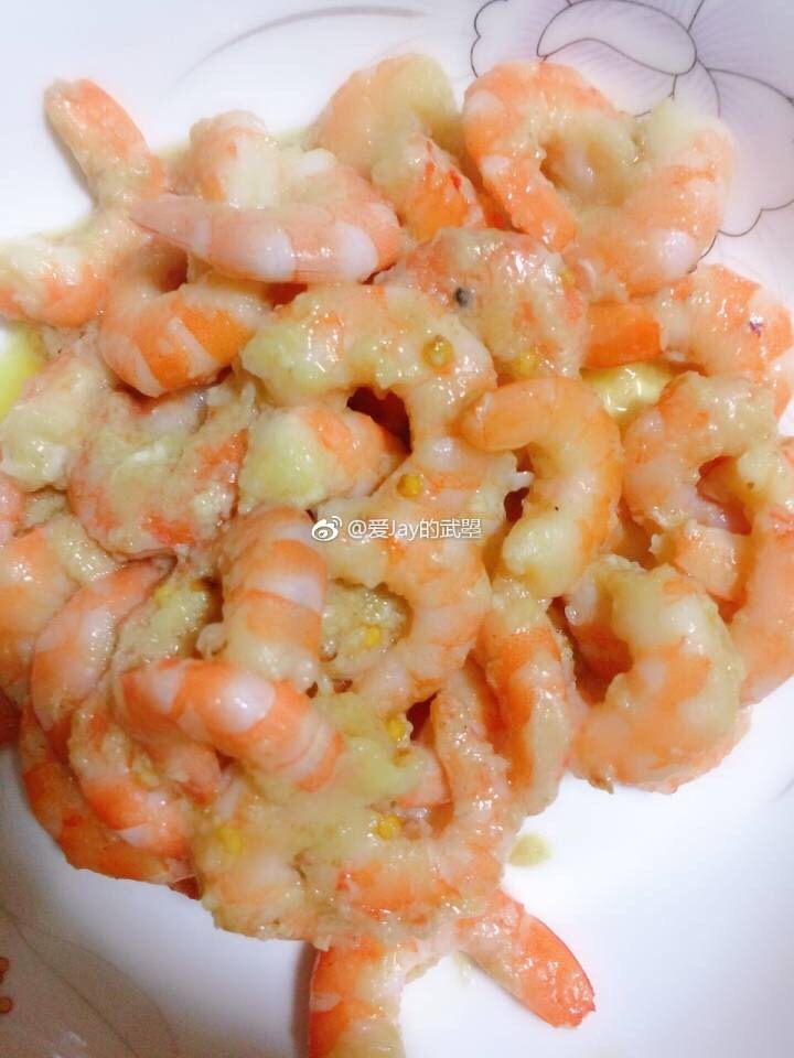 宫保虾仁,起锅,热油。下入<a style='color:red;display:inline-block;' href='/shicai/ 287'>虾仁</a>翻炒1分钟