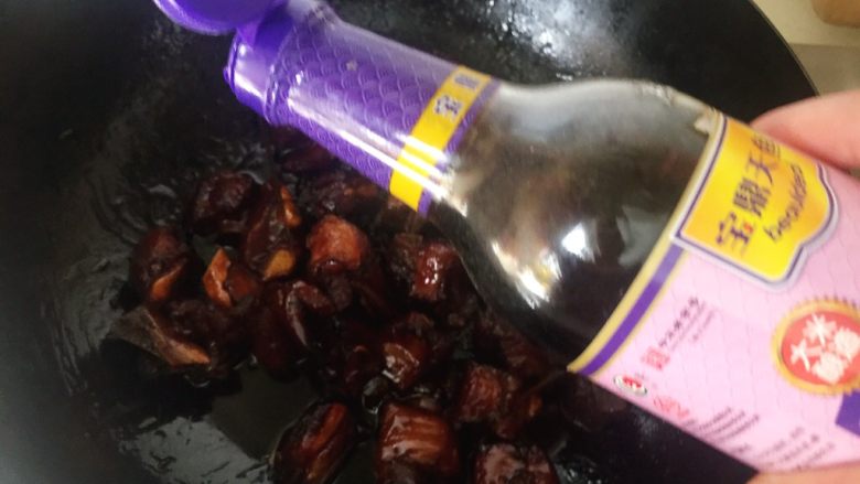 糖醋小排,加醋(醋会挥发的,所以不要提前加,一定是快要好的时候再加)