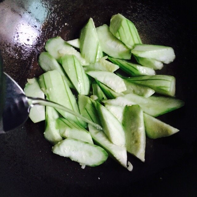 家常菜+丝瓜炒鸡蛋,翻炒片刻后加入适量的热水，炒熟即可。炒丝瓜过程中不要盖锅盖