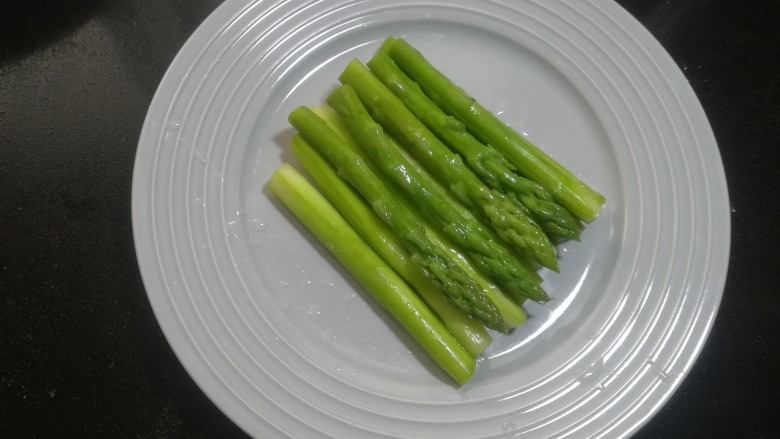 鲜味蚝油芦笋,码放整齐,摆入盘中。