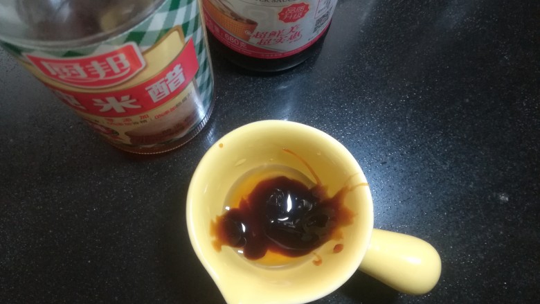 鲜味蚝油芦笋,现在我们来准备浇汁,蚝油加<a style='color:red;display:inline-block;' href='/shicai/ 793'>米醋</a>生抽搅匀。