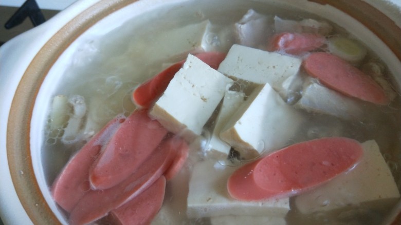 砂锅白肉豆腐奶白菜,这会儿的火腿肠煮好了,加入适量盐。