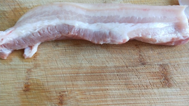 砂锅白肉豆腐奶白菜,新鲜的<a style='color:red;display:inline-block;' href='/shicai/ 428'>五花肉</a>用80克,切成片。