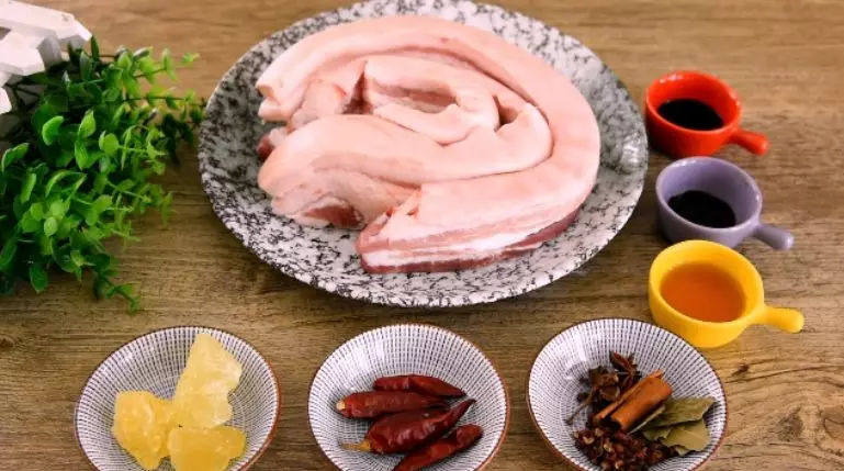 盘龙五花肉，这样的形状第一次看见，但是做法简单并不难,·食材·

<a style='color:red;display:inline-block;' href='/shicai/ 428'>五花肉</a>    300g、<a style='color:red;display:inline-block;' href='/shicai/ 866'>冰糖</a>    40g、<a style='color:red;display:inline-block;' href='/shicai/ 86474'>干辣椒</a>    5g
桂皮   2g、<a style='color:red;display:inline-block;' href='/shicai/ 700'>花椒</a>   3g、<a style='color:red;display:inline-block;' href='/shicai/ 741'>香叶</a>   2g、<a style='color:red;display:inline-block;' href='/shicai/ 762'>老抽</a>    7g
蚝油   15g、<a style='color:red;display:inline-block;' href='/shicai/ 718'>料酒</a>   15g、盐   2g
