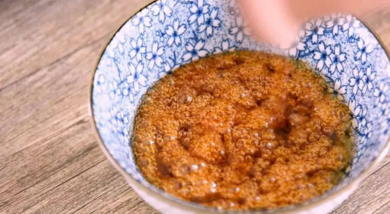 盘龙五花肉，这样的形状第一次看见，但是做法简单并不难,变色后，倒入料酒，炒匀盛出备用