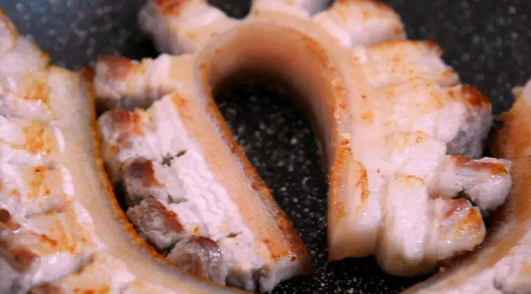 盘龙五花肉，这样的形状第一次看见，但是做法简单并不难,.煎至五花肉两面焦黄变香，加入清水