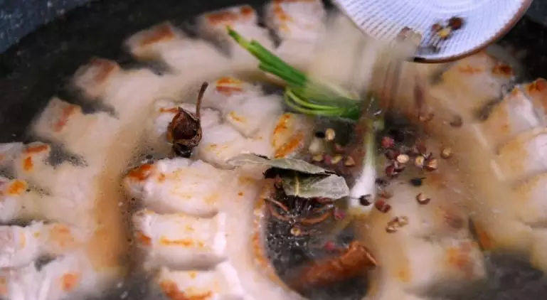 盘龙五花肉，这样的形状第一次看见，但是做法简单并不难,放入姜片、葱结、八角、桂皮、花椒、香叶、干辣椒