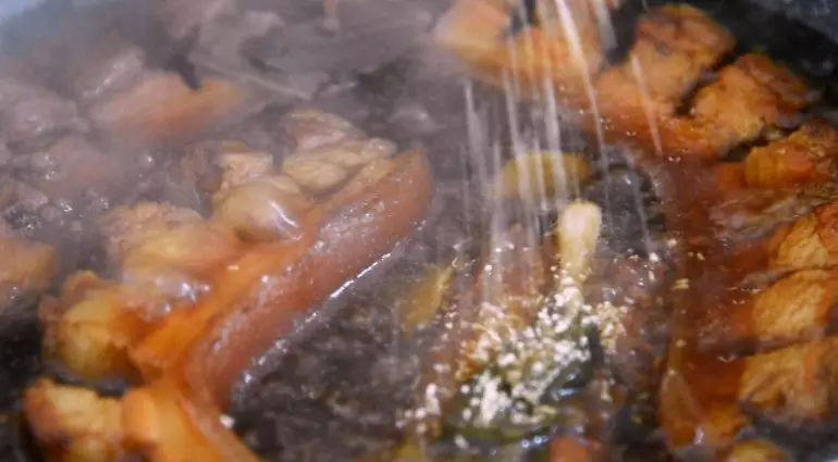 盘龙五花肉，这样的形状第一次看见，但是做法简单并不难,出锅前加入盐调味，转大火收汁 