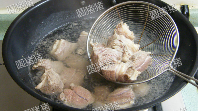 土豆烧牛肉,锅内烧开水,放入牛肉块氽烫约2分钟,捞起肉块冲净干净。