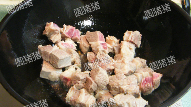 土豆烧牛肉,锅内剩下的油,放入牛腩块用中火翻炒约1分钟.
