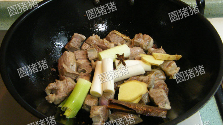 土豆烧牛肉,放入大葱段,生姜片,桂皮,八角翻炒至出香味。