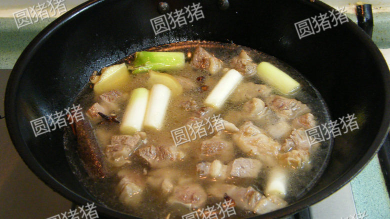 土豆烧牛肉,在锅内加入热开水,水量没过肉块约2CM高。