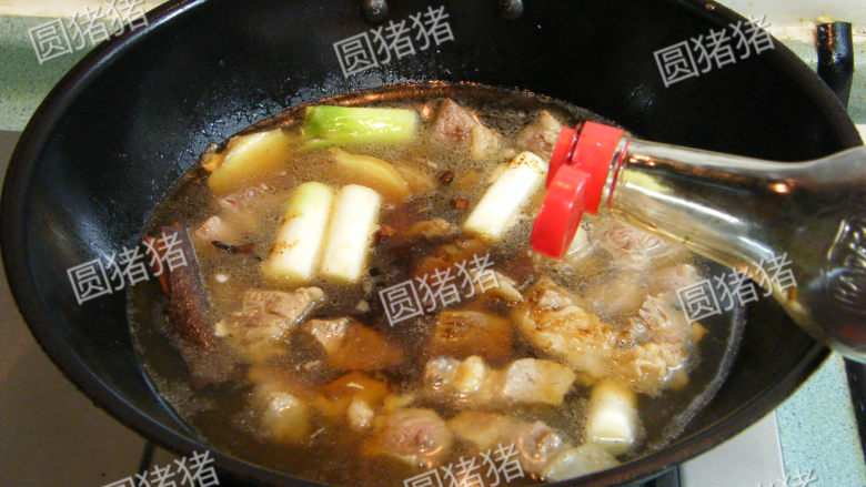 土豆烧牛肉,再加入<a style='color:red;display:inline-block;' href='/shicai/ 788'>生抽</a>，<a style='color:red;display:inline-block;' href='/shicai/ 762'>老抽</a>，盐，<a style='color:red;display:inline-block;' href='/shicai/ 866'>冰糖</a>，<a style='color:red;display:inline-block;' href='/shicai/ 4367'>米酒</a>。