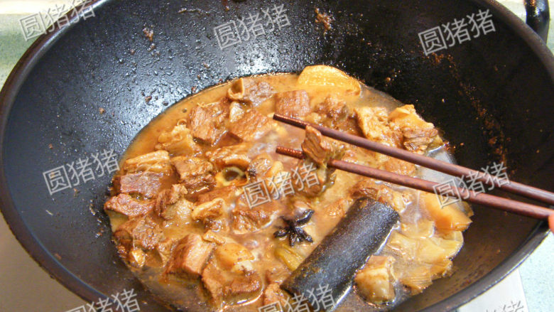 土豆烧牛肉,加盖大火煮开后,转小火炖约50分钟,至用筷子可以插入肉块,捞出八角,桂皮,葱姜。