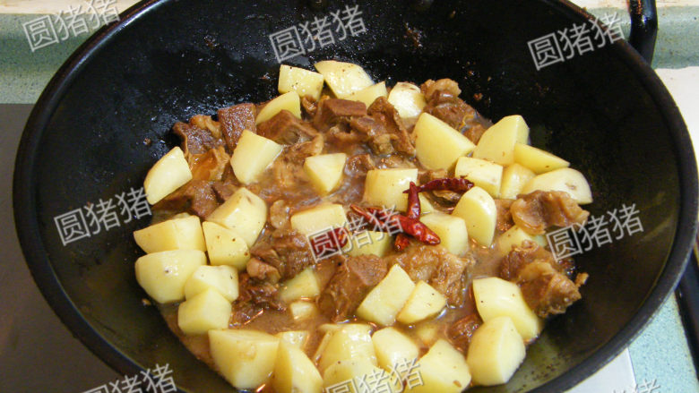 土豆烧牛肉,再加入事先炒好的土豆块,加盖用小火继续焖煮约20分钟。
