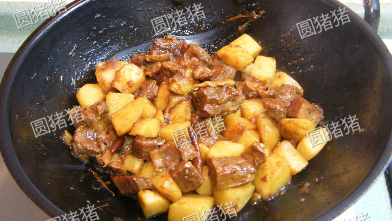 土豆烧牛肉,最后至汤汁浓稠,尽剩锅底少许汤汁时即可装盘。