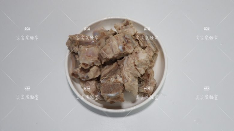 土豆炖排骨,捞出洗干净浮沫,沥水备用。
