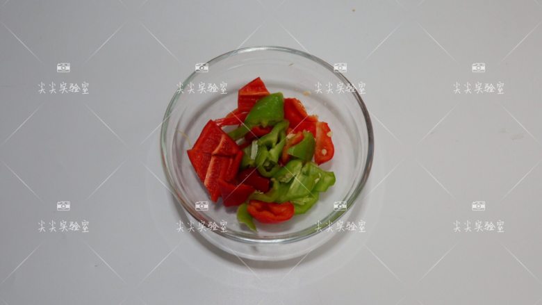土豆炖排骨,青红椒切小块