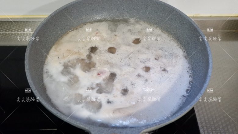土豆炖排骨,开着锅盖,大火煮开煮出浮沫关火