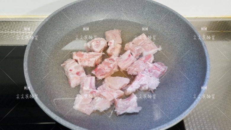 土豆炖排骨,锅中注入水加入1勺<a style='color:red;display:inline-block;' href='/shicai/ 718'>料酒</a>,将排骨冷水下锅