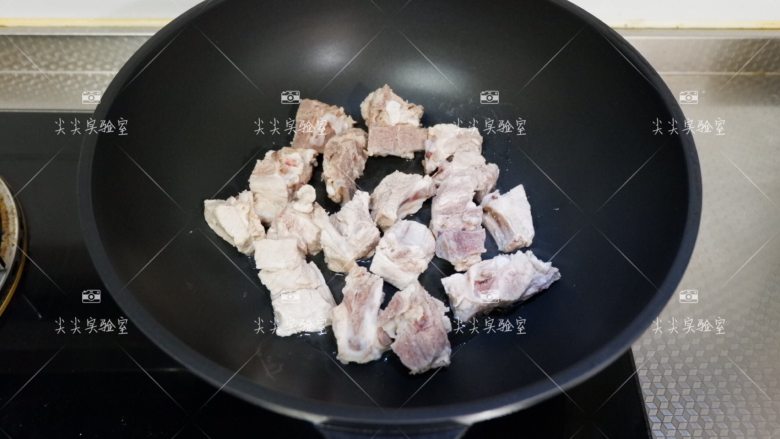 土豆炖排骨,起锅热油,加入排骨翻炒至微焦