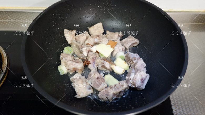 土豆炖排骨,加入葱姜蒜八角<a style='color:red;display:inline-block;' href='/shicai/ 710'>桂皮</a>翻炒出香味