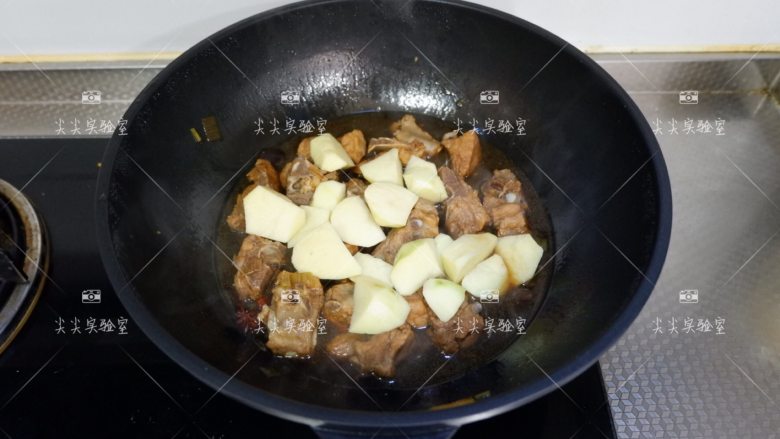 土豆炖排骨,加入土豆继续炖至土豆软烂