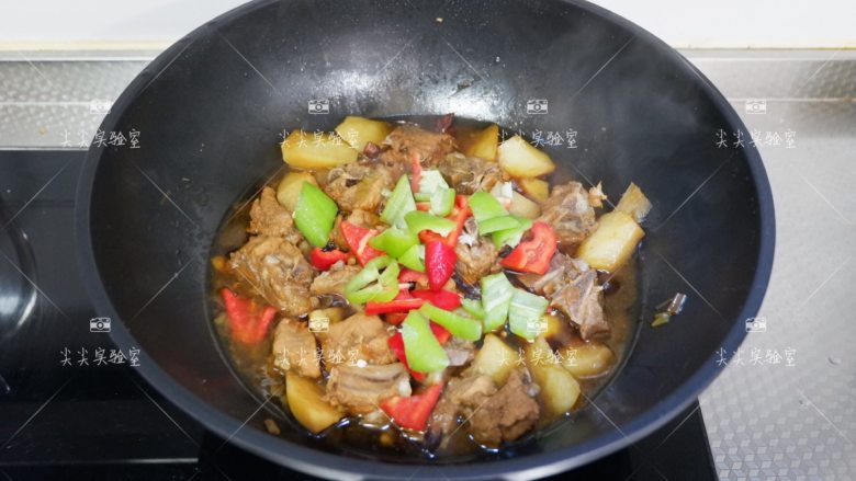 土豆炖排骨,最后加入青红椒,少许盐