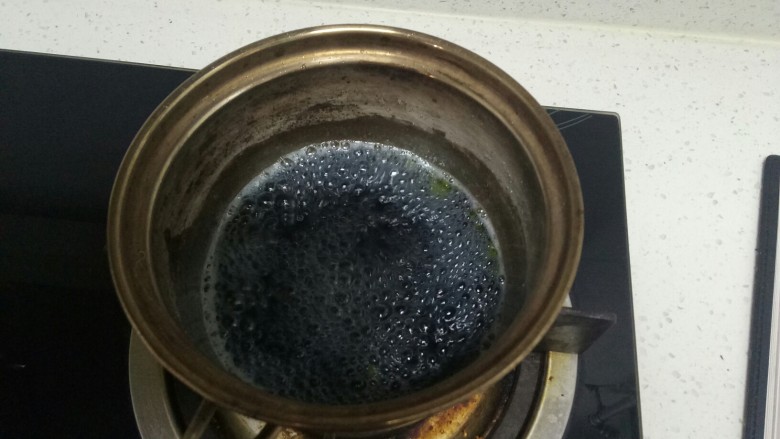 星空气泡水,一边煮一边搅拌,中火煮开,转小火煮3分钟,关火。