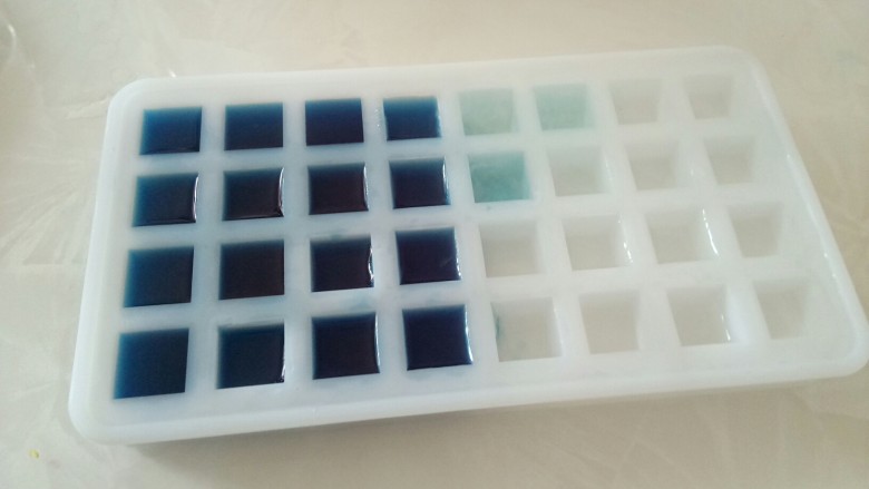 星空气泡水,蝶豆花茶和凉白开分别倒入模具,冻成<a style='color:red;display:inline-block;' href='/shicai/ 12035'>冰块</a>。