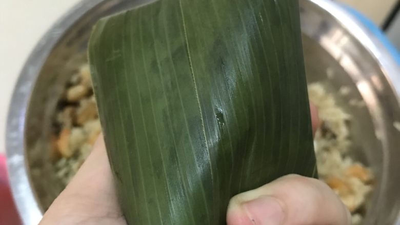 侨乡风味粽子,然后再铺一层绿豆和糯米包起来