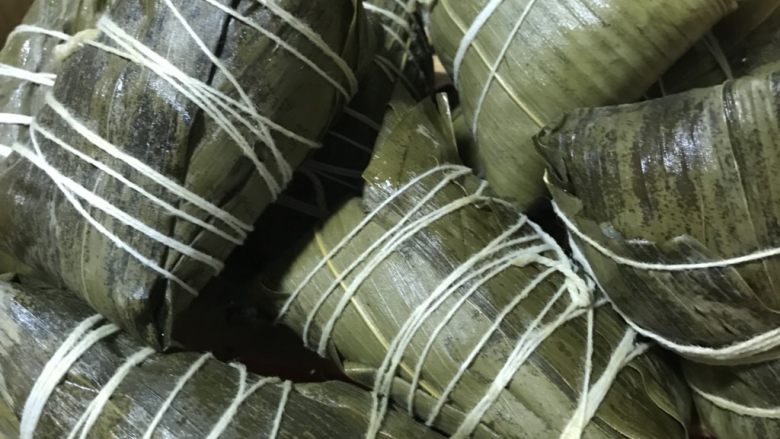 侨乡风味粽子,放入高压锅煮30分钟,关火再闷20分钟即可