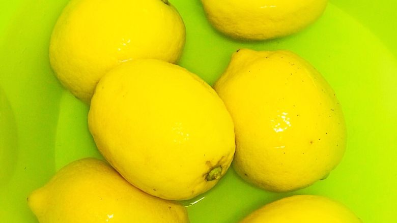 柠檬膏🍋,用盐搓完直接接清水浸泡30分钟。