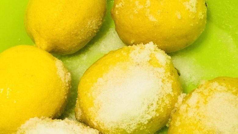 柠檬膏🍋,🍋柠檬表层有蜡,所以先浸湿用盐戴手套🧤把蜡搓掉。