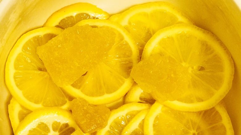 柠檬膏🍋,在砂锅里铺一层柠檬放一层黄糖,以此类推。