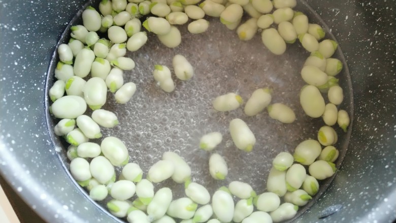 橄榄拌蚕豆,冷水下蚕豆。