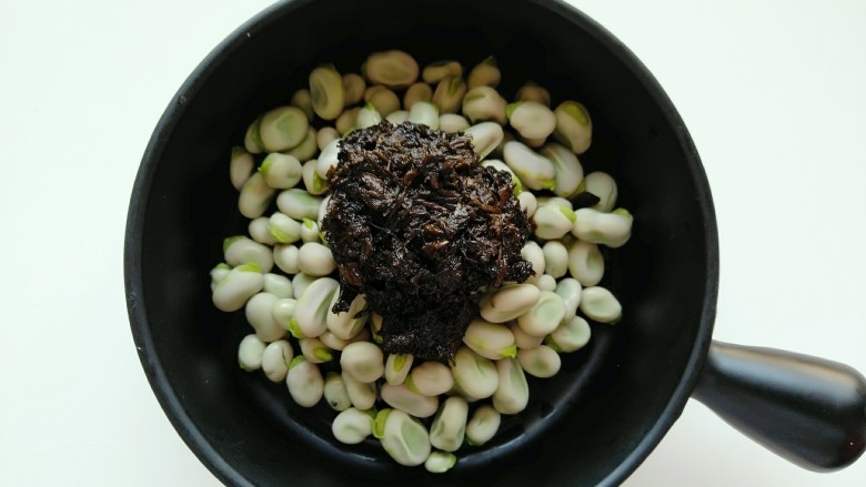橄榄拌蚕豆,盛盘倒入提前准备好的橄榄菜。