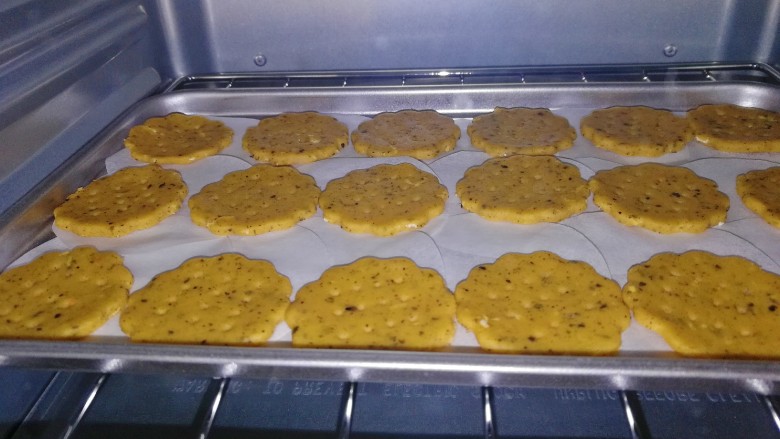 红薯燕麦饼干,烤箱预热150度5分钟,进入烤箱烤制15-20分钟,观察上色情况而定,如果没有烤箱可以用微波炉叮,看上色情况增减时间。也可以用平底锅,不用油。小火慢煎。