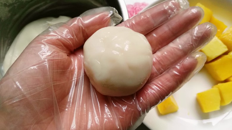 芒果芝麻糯米糍,慢慢收口,揉圆