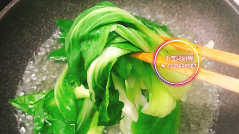 青菜泥,青菜洗净焯熟。