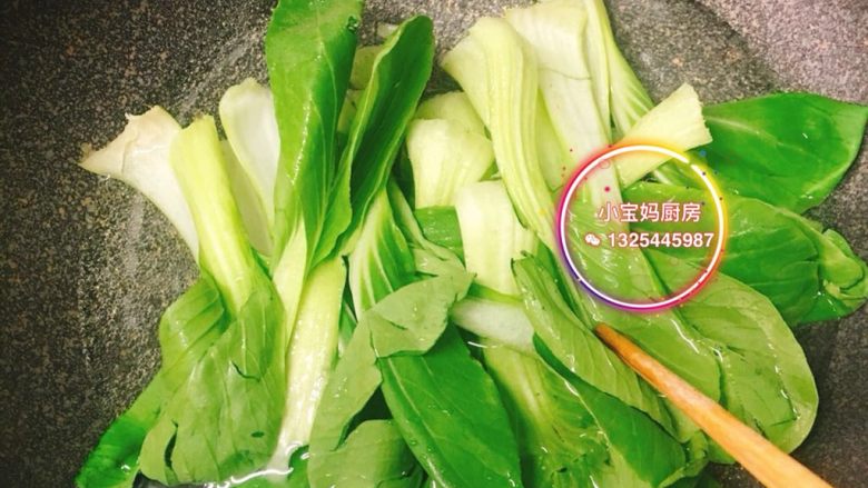 青菜泥,锅中烧适量清水烧开